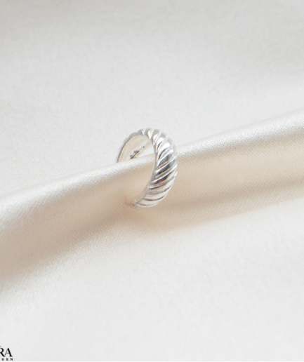 "Jenner" enkel earcuff i sølv