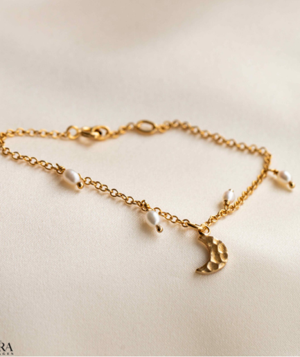 "Moon" guld armbånd med hammerslået måne og perler