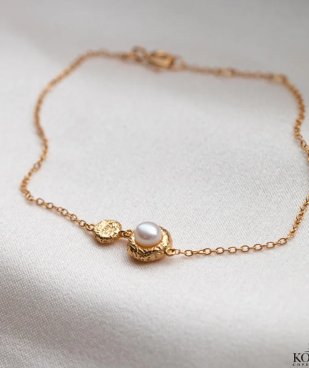 "Luna Mae" 18 karat forgyldt armbånd med ferskvandsperle samt hammerslået amulet