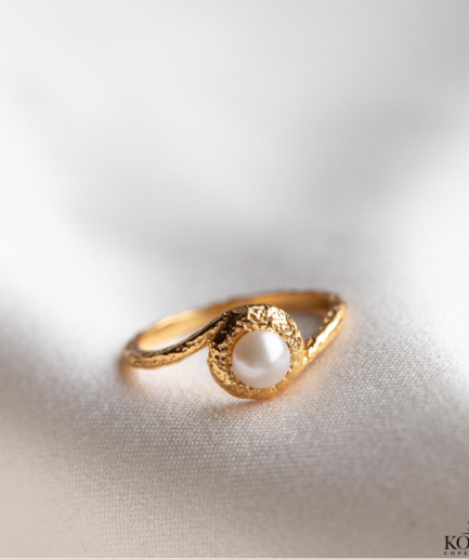 "Luna Mae" 18 karat forgyldt ring med ægte ferskvandsperle