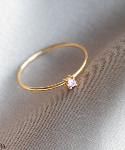 "Aurora" fin guld ring med lille pink sten