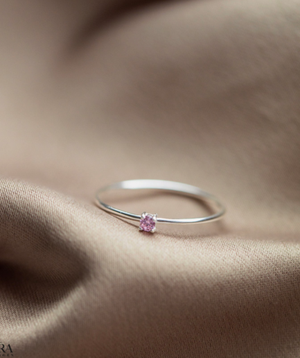 "Aurora" fin sølvring med lille pink sten