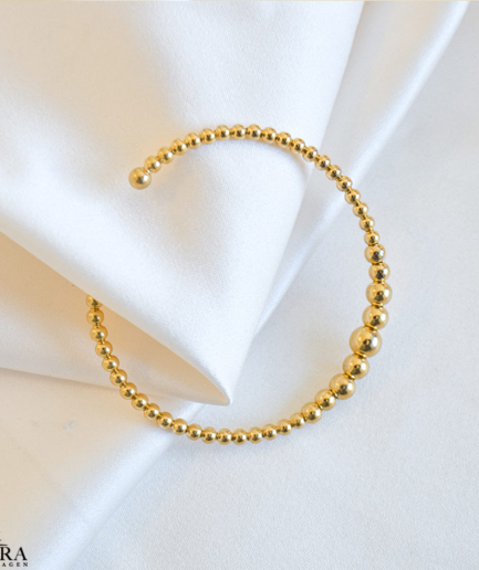 "Mella" guld armbånd / cuff med guld kugler